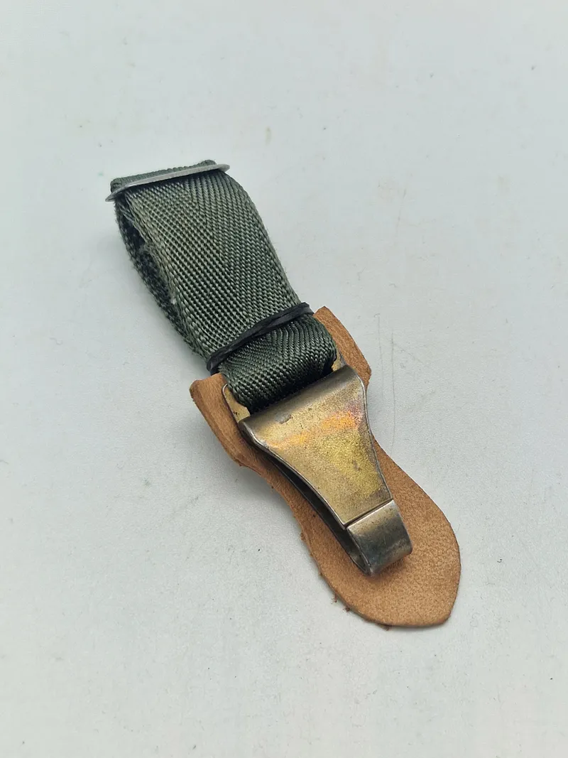 Original daggert holder til at holde Heer daggerten på jakken - ww2