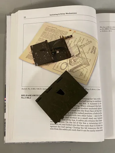 Original nedkastet SOE WW2 "bibel"  Release Switch No.3mk.I.