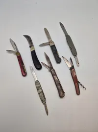 Samling diverse lommeknive