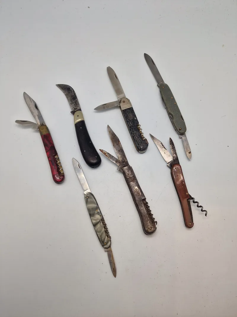 Samling diverse lommeknive
