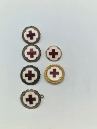 Originalt lot røde kors badges
