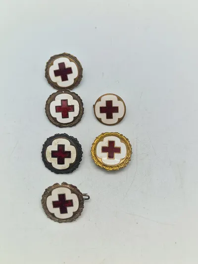 Originalt lot røde kors badges