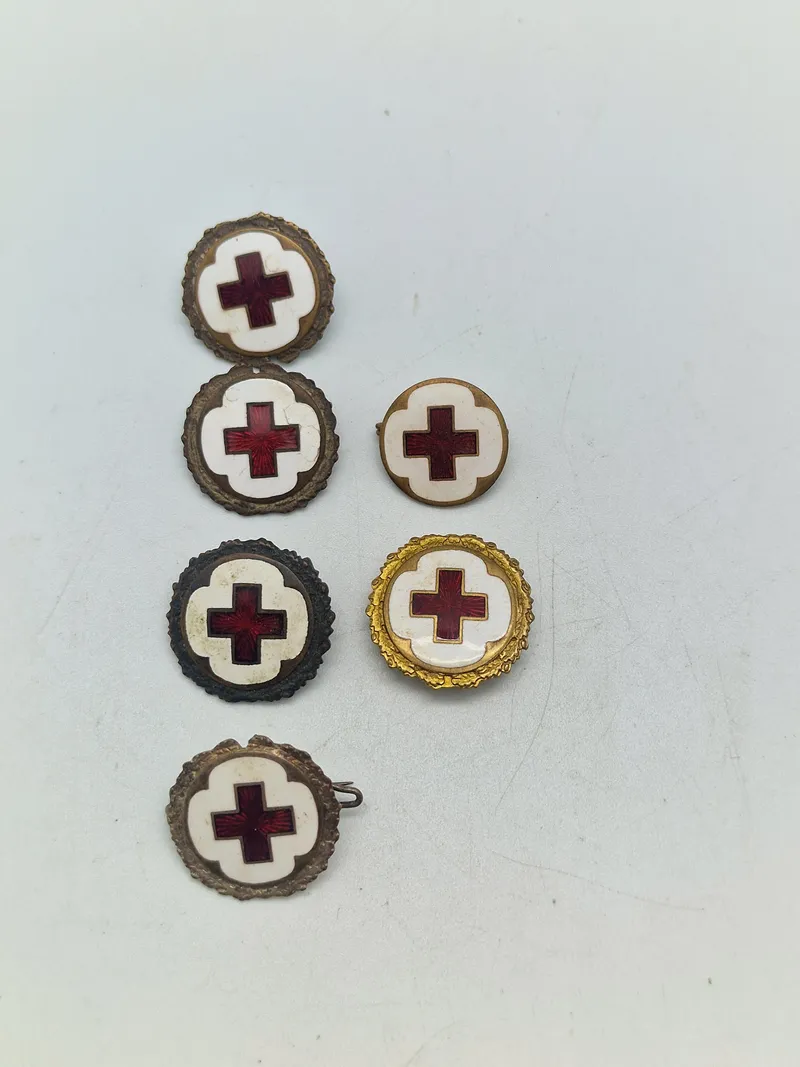 Originalt lot røde kors badges