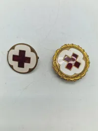 Originalt lot røde kors badges