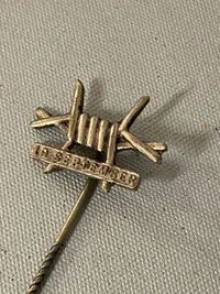 Original pin fra daske politifolk der har siddet i KZ lejer
