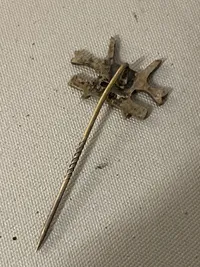 Original pin fra daske politifolk der har siddet i KZ lejer