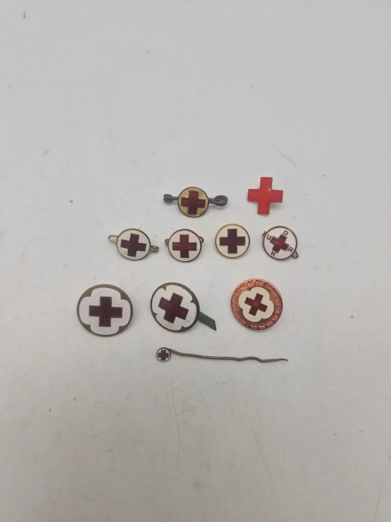 Lot røde kors pins