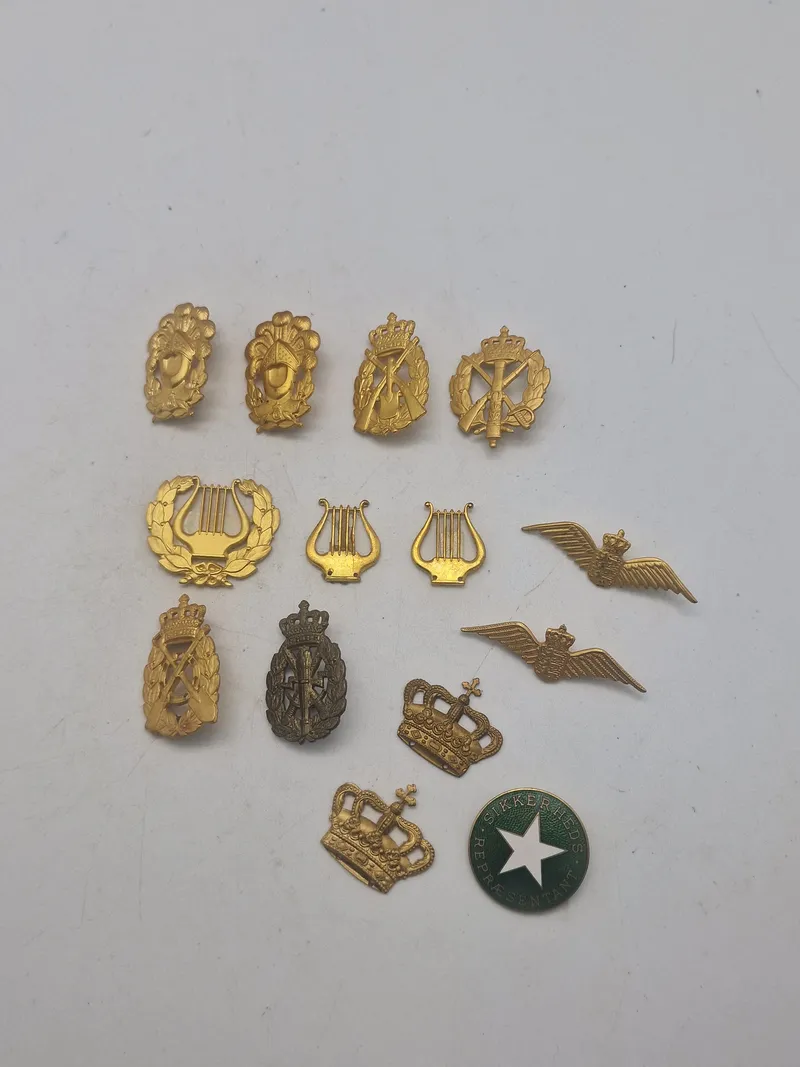 Lot danske regimentsmærker
