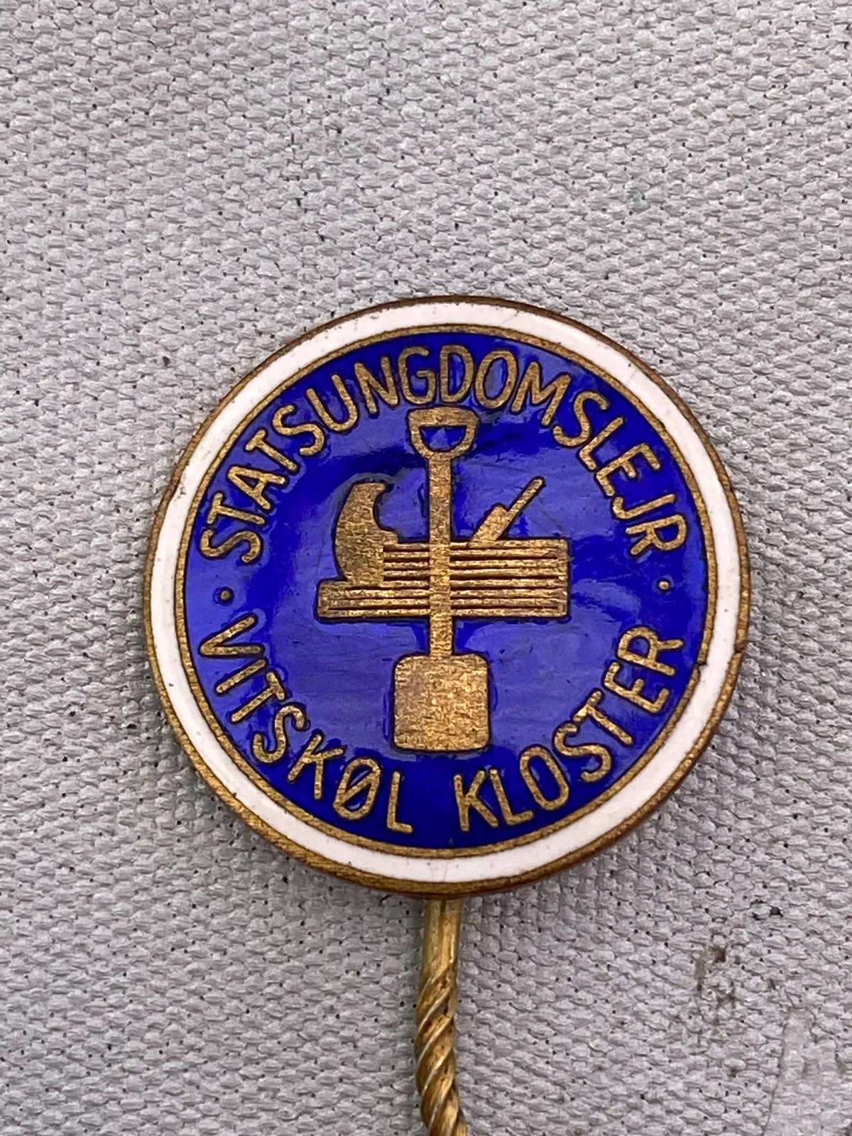 Veludført emaljenål fra Statsungdomslejren Vitskøl kloster