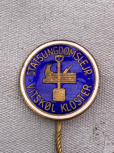 Veludført emaljenål fra Statsungdomslejren Vitskøl kloster