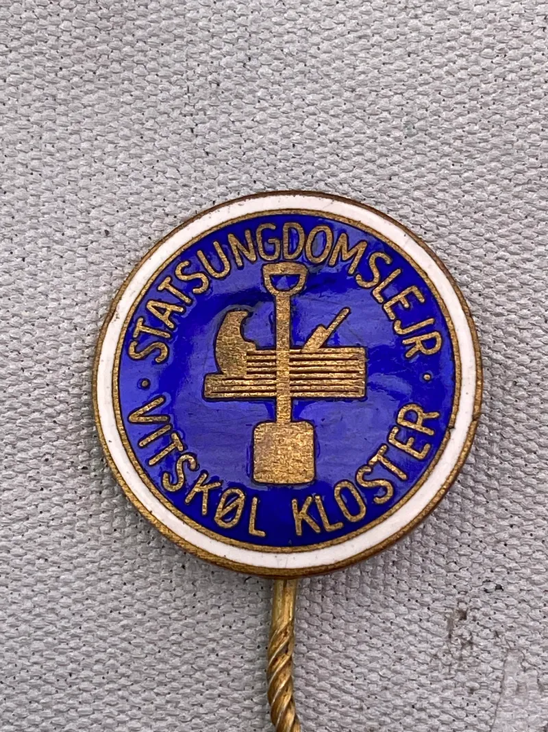 Veludført emaljenål fra Statsungdomslejren Vitskøl kloster