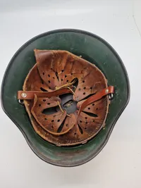 Original Tysk M35/53 Bundesgrenzschutz hjelm med påsatte decaler