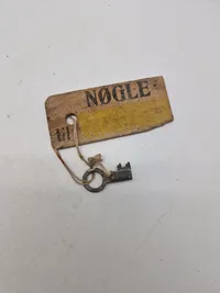Ældre nøgle med skilt