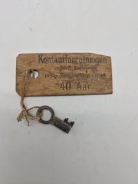 Ældre nøgle med skilt