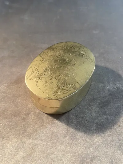 Veludført japansk smykkeskrin