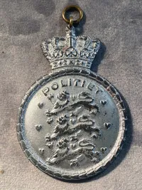 Original dansk politiskilt fra ww2 - anvendt hos reservepolitiet (nummer 12107)