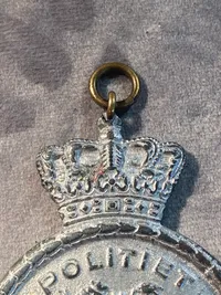 Original dansk politiskilt fra ww2 - anvendt hos reservepolitiet (nummer 12107)