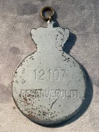 Original dansk politiskilt fra ww2 - anvendt hos reservepolitiet (nummer 12107)