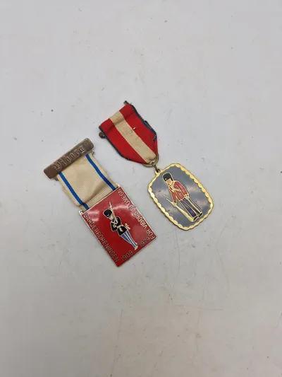 To stk originale march medaljer med motiver af gardere