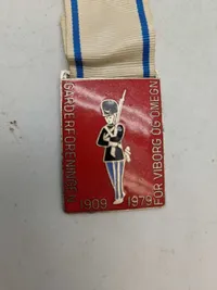 To stk originale march medaljer med motiver af gardere