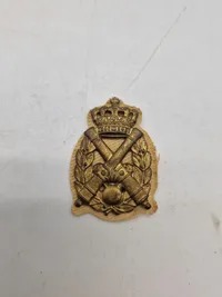 Samling regimentsmærker, flere med huller