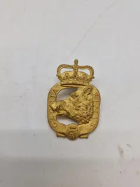 Samling regimentsmærker, flere med huller