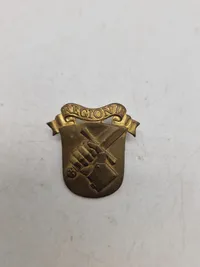 Samling regimentsmærker, flere med huller