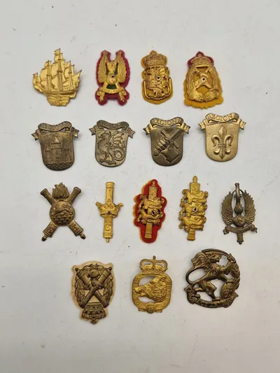 Samling regimentsmærker, flere med huller