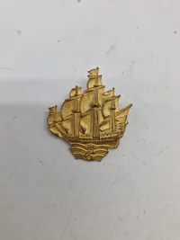 Samling regimentsmærker, flere med huller