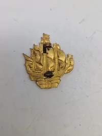 Samling regimentsmærker, flere med huller