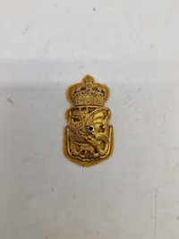 Samling regimentsmærker, flere med huller