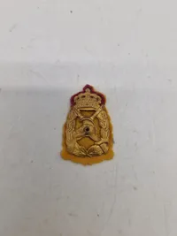 Samling regimentsmærker, flere med huller