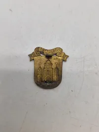 Samling regimentsmærker, flere med huller