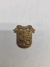Samling regimentsmærker, flere med huller