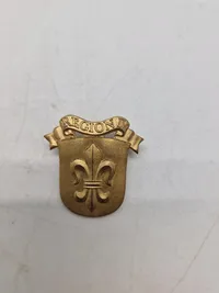 Samling regimentsmærker, flere med huller