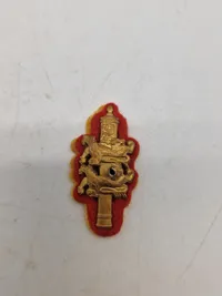 Samling regimentsmærker, flere med huller