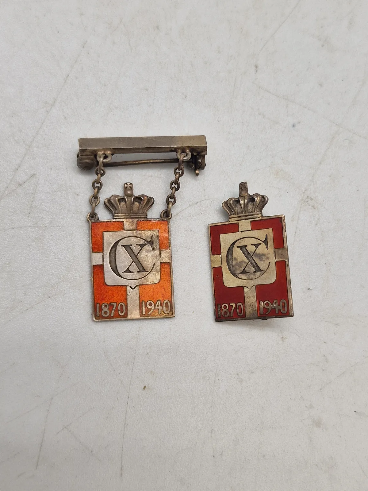 To stk originale Georg Jensen kongemærker af sterlingsølv