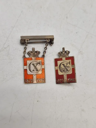 To stk originale Georg Jensen kongemærker af sterlingsølv