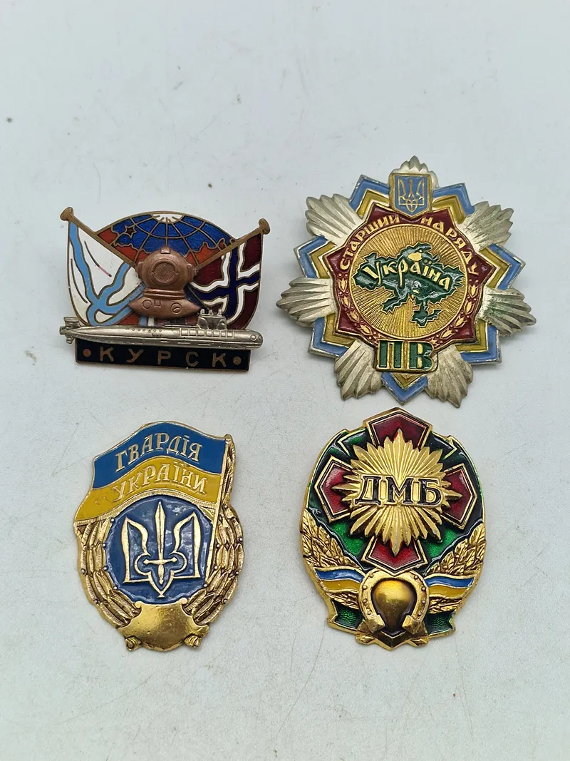 Samling original ukrainsk militær samt kursk redningsbadge badge