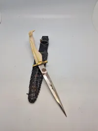 Jagtkniv lavet af krokodille ben og med skede af skin