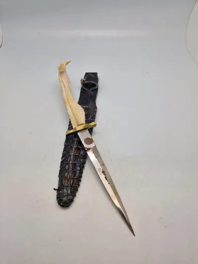 Jagtkniv lavet af krokodille ben og med skede af skin