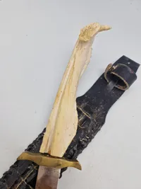 Jagtkniv lavet af krokodille ben og med skede af skin