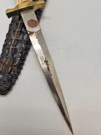Jagtkniv lavet af krokodille ben og med skede af skin