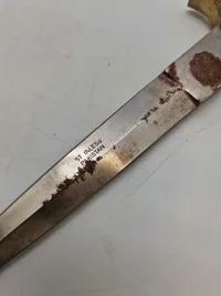 Jagtkniv lavet af krokodille ben og med skede af skin