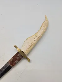 Jagtkniv lavet af krokodille ben og med skede af skin
