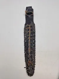 Jagtkniv lavet af krokodille ben og med skede af skin