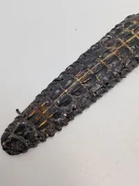 Jagtkniv lavet af krokodille ben og med skede af skin