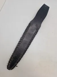 Jagtkniv lavet af krokodille ben og med skede af skin