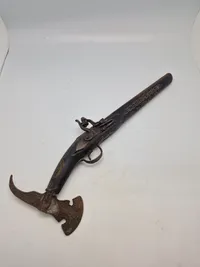 Deko pistol med økse i enden