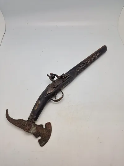 Deko pistol med økse i enden